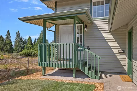 Exterior - 9122 11th Pl W, Everett, WA 98204 photo 5 of 7