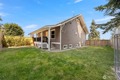Exterior - 1106 Sumner Ln, Everett, WA 98203 photo 4 of 5
