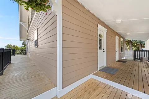 Exterior - 1106 Sumner Ln, Everett, WA 98203 photo 2 of 5