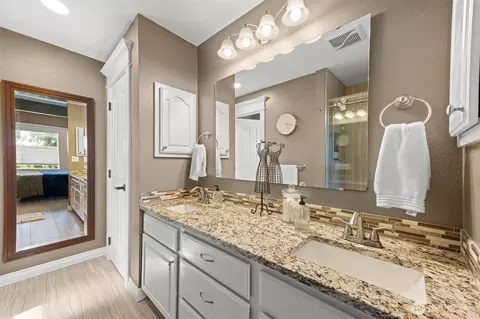 Bath - 1106 Sumner Ln, Everett, WA 98203 photo 1 of 3