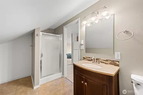 Bath - 1106 Sumner Ln, Everett, WA 98203 photo 3 of 3