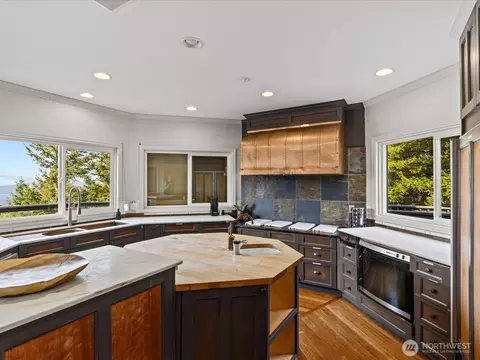 Kitchen - 65 Aerie Rd, Eastsound, WA 98245 photo 2 of 5
