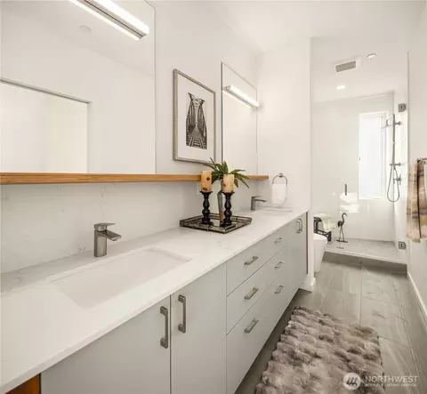 Bath - 627 13th Ave E, Seattle, WA 98102 photo 3 of 4