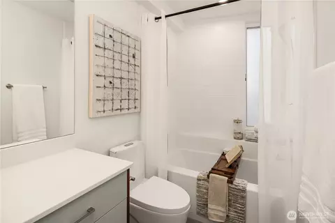 Bath - 627 13th Ave E, Seattle, WA 98102 photo 1 of 4