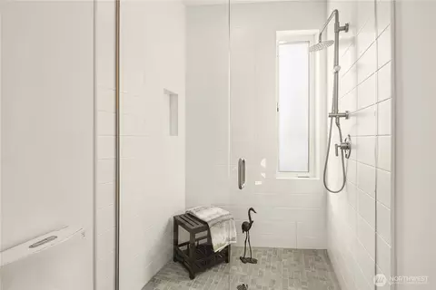 Bath - 627 13th Ave E, Seattle, WA 98102 photo 4 of 4