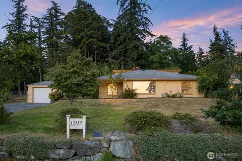 1207 32nd St, Bellingham, WA 98225