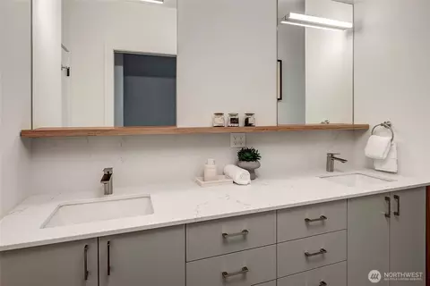 Bath - 629 13th Ave E, Seattle, WA 98102 photo 2 of 3