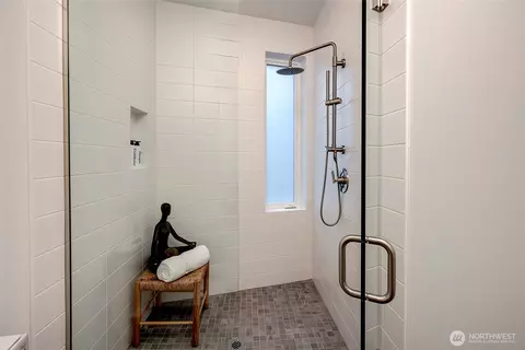 Bath - 629 13th Ave E, Seattle, WA 98102 photo 3 of 3