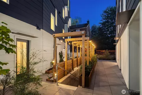 Exterior - 629 13th Ave E, Seattle, WA 98102 photo 2 of 3