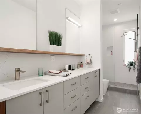 Bath - 633 13th Ave E, Seattle, WA 98102 photo 3 of 4