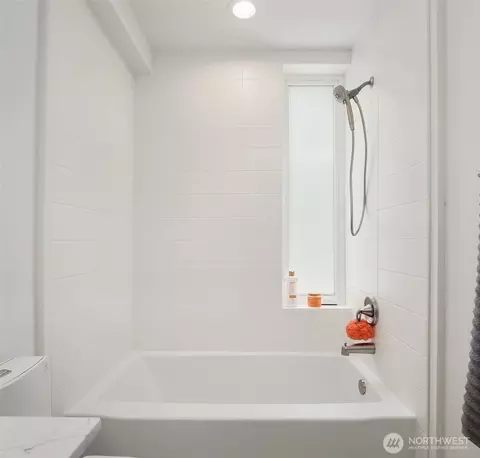 Bath - 633 13th Ave E, Seattle, WA 98102 photo 1 of 4