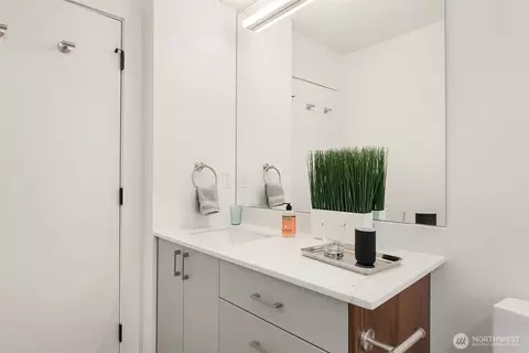 Bath - 633 13th Ave E, Seattle, WA 98102 photo 2 of 4