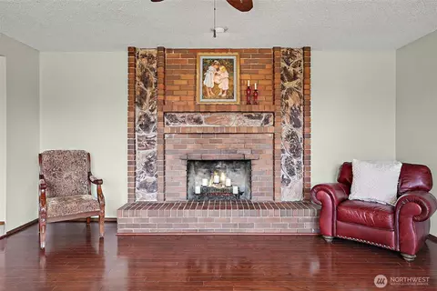 Living - 6421 152nd Ave E, Sumner, WA 98390 photo 3 of 5