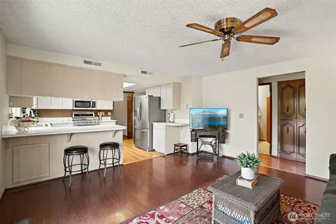 Living - 6421 152nd Ave E, Sumner, WA 98390 photo 5 of 5