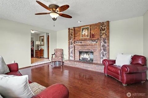 Living - 6421 152nd Ave E, Sumner, WA 98390 photo 2 of 5