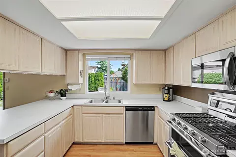 Kitchen - 6421 152nd Ave E, Sumner, WA 98390 photo 2 of 6