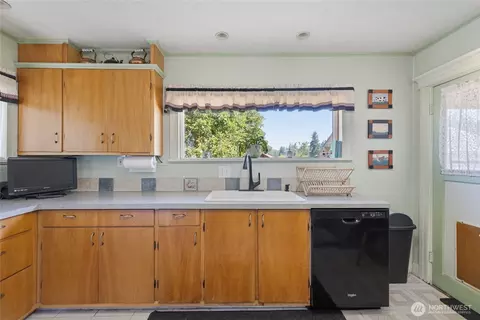 Kitchen - 24324 SE 400th St, Enumclaw, WA 98022 photo 2 of 3