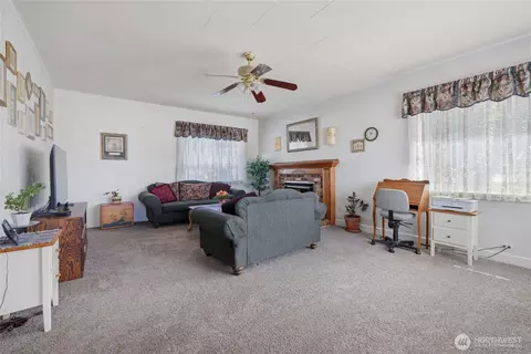Living - 24324 SE 400th St, Enumclaw, WA 98022 photo 2 of 5