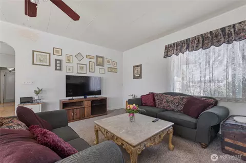 Living - 24324 SE 400th St, Enumclaw, WA 98022 photo 5 of 5