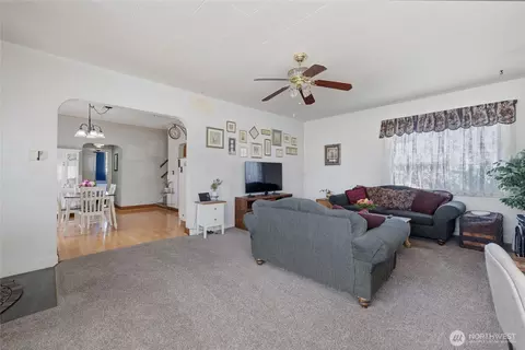 Living - 24324 SE 400th St, Enumclaw, WA 98022 photo 3 of 5