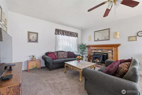 Living - 24324 SE 400th St, Enumclaw, WA 98022 photo 4 of 5