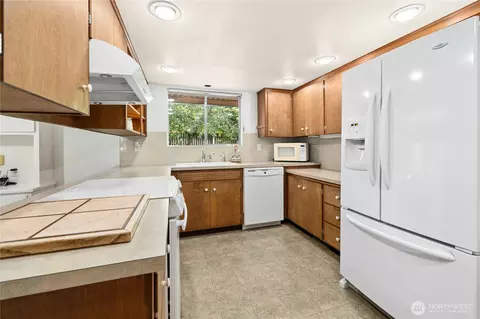 Kitchen - 8826 Cascadia Ave, Everett, WA 98208 photo 2 of 3