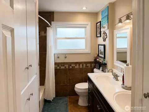 Bath - 1326 Elm St, Othello, WA 99344 photo 1 of 2
