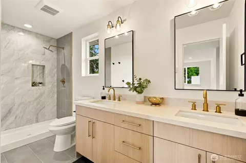 Bath - 5513 Fleming St #B, Everett, WA 98203 photo 2 of 3