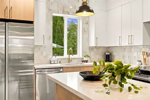 Kitchen - 5513 Fleming St #B, Everett, WA 98203 photo 4 of 5