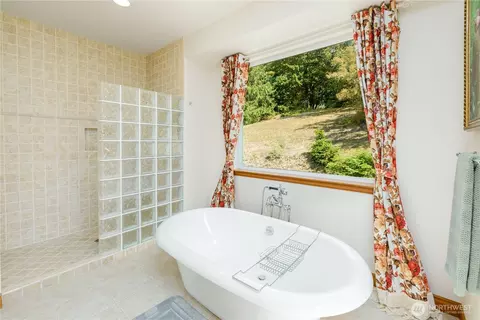 Bath - 823 Fox Hollow Rd, Sequim, WA 98382 photo 2 of 6