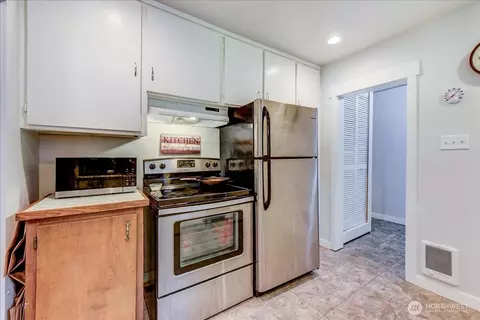 Kitchen - 624 Madison St, Everett, WA 98203 photo 2 of 3