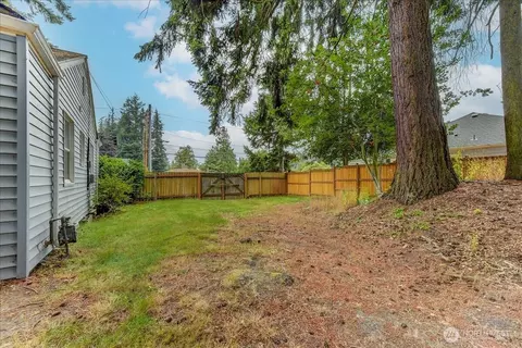 Exterior - 624 Madison St, Everett, WA 98203 photo 9 of 12