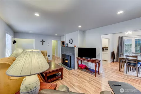 Living - 624 Madison St, Everett, WA 98203 photo 2 of 2