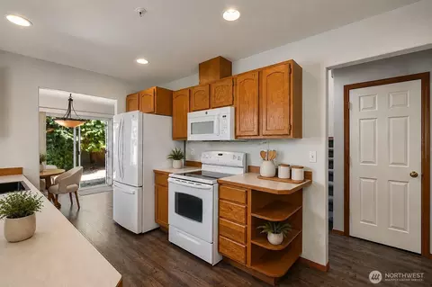 Kitchen - 625 101st Pl SE #A, Everett, WA 98208 photo 3 of 4