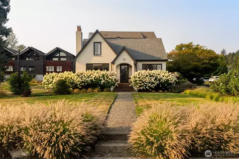 4569 Point White Dr NE, Bainbridge Island, WA 98110
