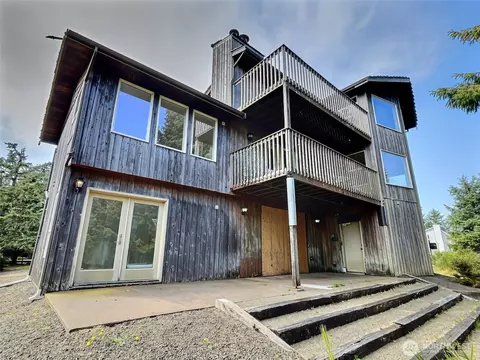 206 Sunrise Ave SE, Ocean Shores, WA 98569