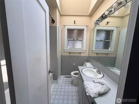 Bath - 2517 Rainier Ave, Everett, WA 98201 photo 1 of 1