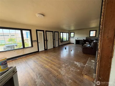 Living - 2517 Rainier Ave, Everett, WA 98201 photo 1 of 2