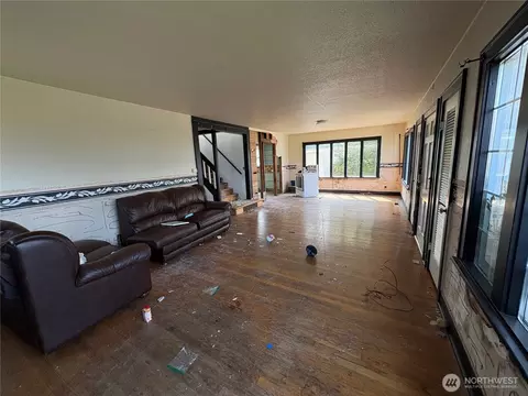Living - 2517 Rainier Ave, Everett, WA 98201 photo 2 of 2