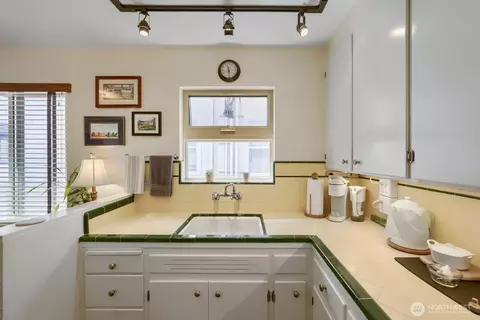 Kitchen - 503 E B E Harrison St, Seattle, WA 98102 photo 3 of 4