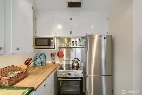 Kitchen - 503 E B E Harrison St, Seattle, WA 98102 photo 4 of 4
