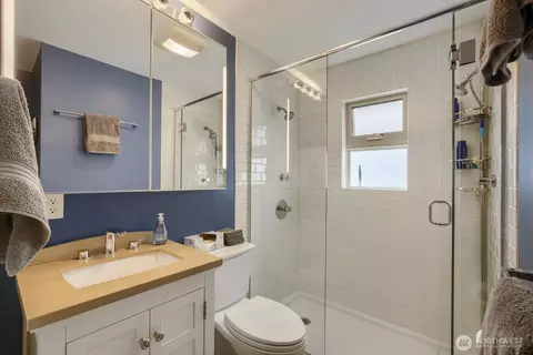 Bath - 503 E B E Harrison St, Seattle, WA 98102 photo 1 of 1