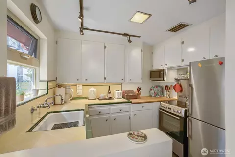 Kitchen - 503 E B E Harrison St, Seattle, WA 98102 photo 2 of 4