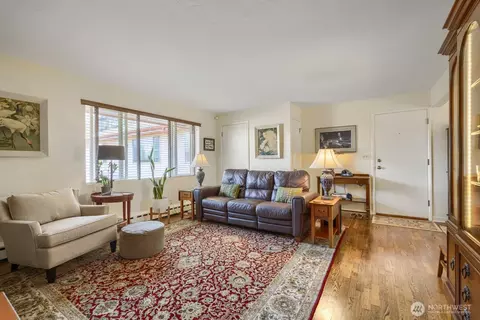 Living - 503 E B E Harrison St, Seattle, WA 98102 photo 1 of 4