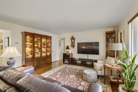 Living - 503 E B E Harrison St, Seattle, WA 98102 photo 3 of 4