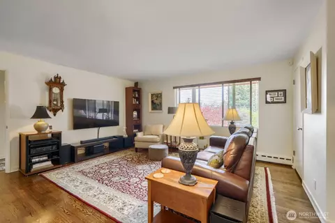 Living - 503 E B E Harrison St, Seattle, WA 98102 photo 2 of 4