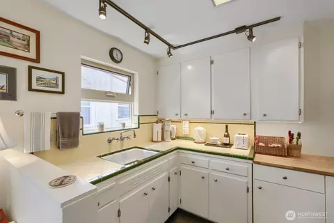 Kitchen - 503 E B E Harrison St, Seattle, WA 98102 photo 1 of 4