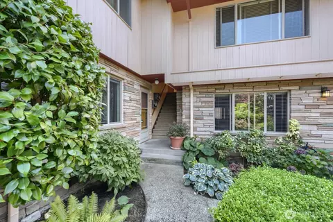 Exterior - 503 E B E Harrison St, Seattle, WA 98102 photo 6 of 13