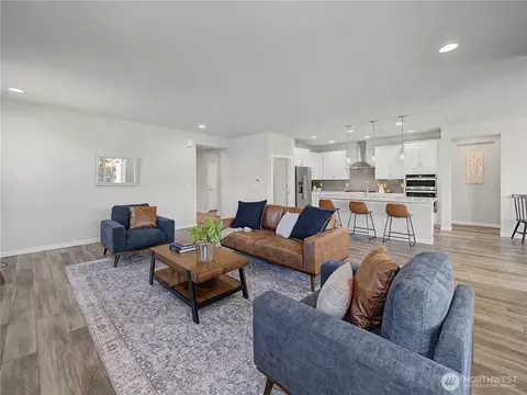 Living - 1346 Boyle St, Enumclaw, WA 98022 photo 3 of 5