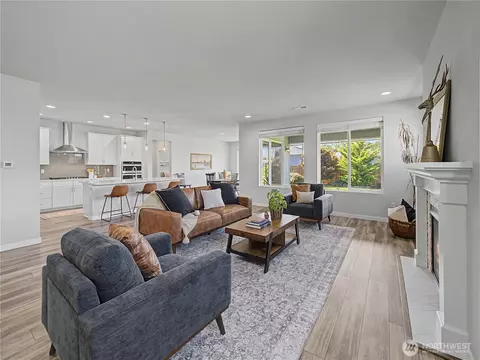 Living - 1346 Boyle St, Enumclaw, WA 98022 photo 2 of 5